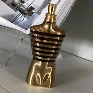 JPG le male ELIXIR 3/6/9ml (Jean Paul Gaultier)) - 3 ml för 59. 6 ml för 115kr. 9 ml för 169kr. JPG le male ELIXIR. Kommer i glas sampels med lock. 3ml är cirka 40 spray.