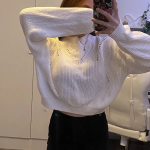 Vit stickad tröja - En jättemysig stickad tröja från H&M, lite kortare💕