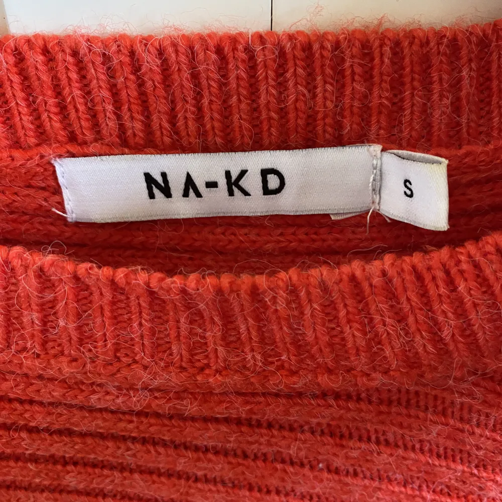 Säljer min stickade croppade tröja från NAKD! Bra skick, storlek S! Mitt pris: 75kr! Skriv om du har någon fråga eller vill ha fler bilder! ✨✨. Tröjor & Koftor.