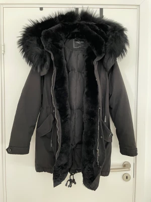 Vinterjacka äkta pälskrage  - Vinterjacka äkta pälskrage, inköpt på kajs. 