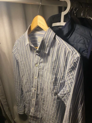 Skjorta Casual friday - Säljer tyvärr denna sjukt snygga skjorta från Casual Friday då den inte passade mig. Storleken är M men passar även dig med S. Skick: se bilderna, inga hål eller fläckar