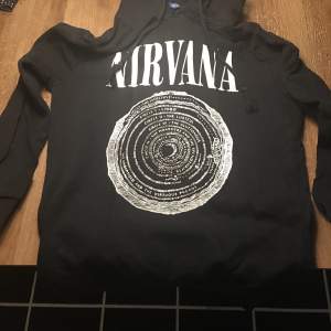 Svart hoodie med nirvana tryck 