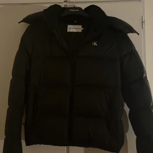 Ck jacka  - Säljer denna slutsålda ck jacka i storlek S som inte har några defekter och har använts fåtal gånger. Säljer då den inte kommer till användning! Köpt för 2595 kr och säljer för 1600 men pris kan absolut diskuteras vid snabbaffär. Funkar även till killar! 