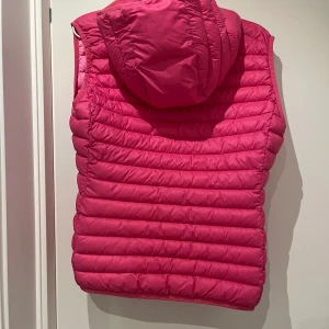 Save the duck väst  - Säljer min svin snygga rosa väst från save the duck då den inte passar min stil längre använd två gånger är helt som ny 🩷storleken är i barn och passar mig som har s 