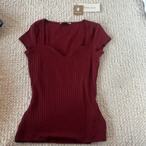 Anna Field t-Shirt  - Säljer denna oanvända Anna field t-shirten. Aldrig använd med lappar kvar. Köpt i somras för 159kr. Pris kan diskuteras vid snabb affär 