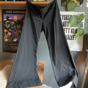 Lågmidjade kostymbyxor - Sjukt snygga kostymbyxor som är vida och lågmidjade🪩🪩Har diskreta ränder. Säljer pga för små.   Längd: 102cm Midjemått: 41cm