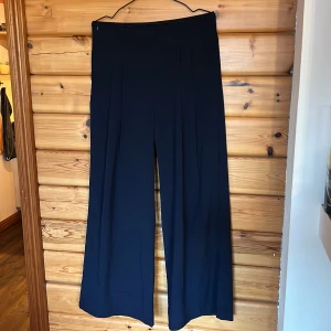 Vida byxor - Snygga extra vida tunna byxor.  Storlek L men jag har M och har kunnat ha dom. Endast använda 2 gånger dock, så är i nyskick. Dragkedja i sidan och fickor. 