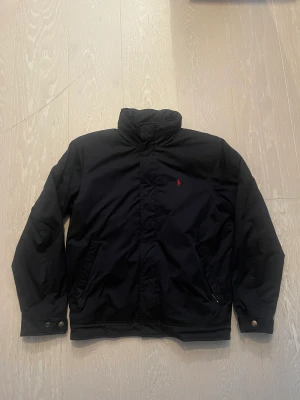 Polo Ralph Lauren Jacka - Säljer min fina Polo Ralph Lauren jacka. Den är i storlek S och i väldigt bra skick. Finns att hämta i Stockholm men kan även posta. Hör av dig vid frågor!