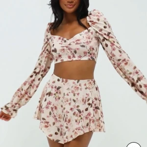 Blommigt set - Säljer detta set från Nelly. Kjolen har lappar kvar och toppen är använd en gång. Stl M. Köparen står för frakt eller mötas upp i almedal i gbg🤍