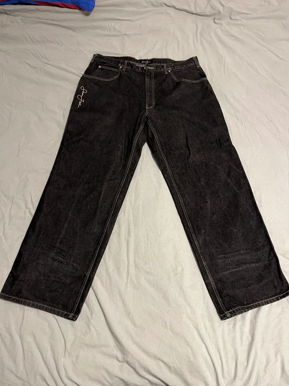 Säljer ett par Sean John jeans i gråsvart färg, bra skick inga hål eller skador.. Jeans & Byxor.