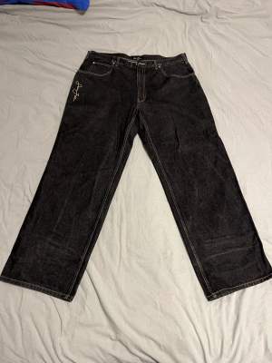 Säljer ett par Sean John jeans i gråsvart färg, bra skick inga hål eller skador.