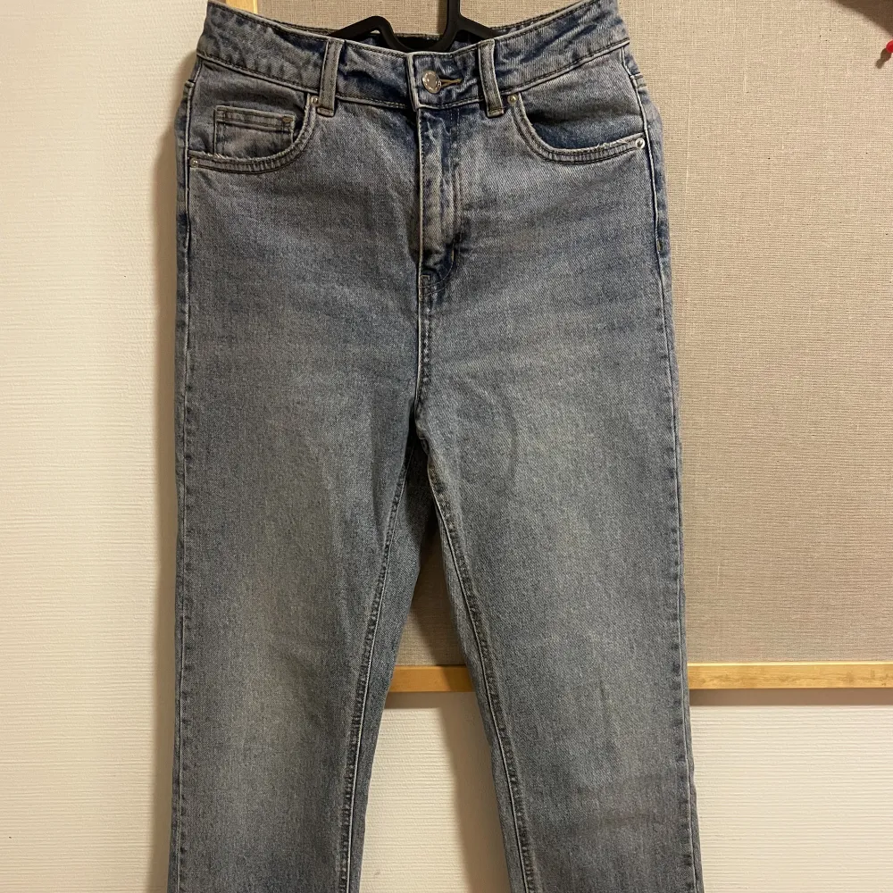 Blåa helt oanvända jeans från Vero Moda. Säljes på grund av att de är för små för mig.  Höga i midjan, rak i modellen. Storlek 26 i midja och 30 i längd, motsvarar en storlek S/36. Nypris 499 kr, köparen står för eventuell frakt. . Jeans & Byxor.