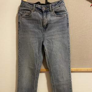 Blåa helt oanvända jeans från Vero Moda. Säljes på grund av att de är för små för mig.  Höga i midjan, rak i modellen. Storlek 26 i midja och 30 i längd, motsvarar en storlek S/36. Nypris 499 kr, köparen står för eventuell frakt. 