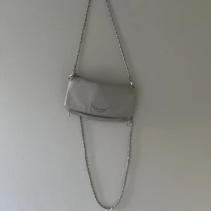 Zadig väska 🔥 - Jätte snygg Zadig väska som jag inte har användning av, som man ser på bilderna så är den lite sliten men är fortfarande as snygg