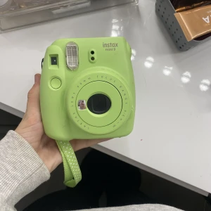 Polorid kamera🫶🏻 - Plorid kamera, funkar perfekt men säljer då jag inte har några bilder kvar. (Bilder tillkommer inte!)💕