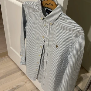 Ralph Lauren Oxford Skjorta - Storlek 14 jr 100% Cotton Sparsamt använt, väldigt gott skick. 