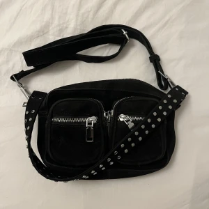 Väska - Säljer nu min fina väska ifrån Noella, då jag inte längre får användning av den.. varsamt använd och i jättefint skick, inga defekter alls! Köpt för 700kr, jag säljer för 350kr! Pris kan diskuteras vid snabb affär!❤️