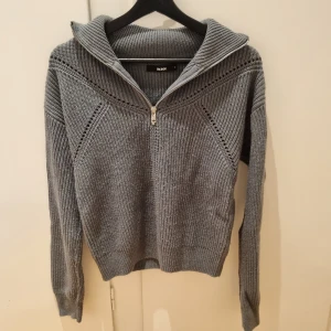 Stickad tröja - Stickad tröja med dragkedja från bikbok. Den är nopprig men går att fixa så den ser ny ut! 😊