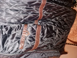 Skinnjacka  - Skön,fräsch skinnjacka med flera praktiska fickor.