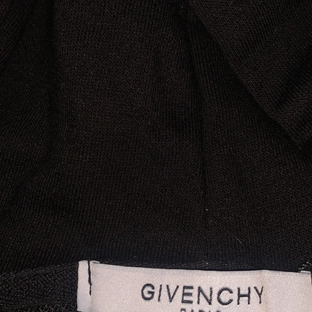 Ursnygg hoodtröja från Givenchy. Present men dessvärre för liten. Kan byta om någon har L.   Storleken är M men den sitter mer som S eller slimmad M.. Hoodies.