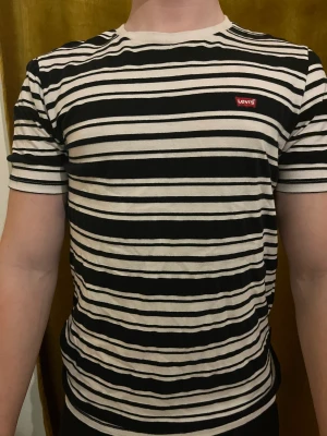 Levi’s T-Shirt - Randig Levi’s T-Shirt i strl s. Använd 2-3 gånger. Rök- och djurfritt hem. Finns kvar så länge annonsen är kvar.