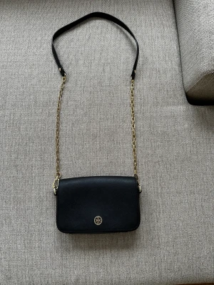 Tory burch väska  - Säljer min väska som är som ny, den är knappt använd. Vid intresse kan fler bilder skickas. 