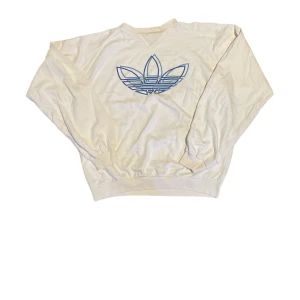 Adidas vintage - Hej! Seljer nu denna vintage adidas sweatshirten i strl L. Skriv för mer information. Pris kan diskuteras. 