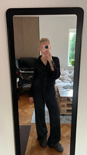 Svart set - Skönt, bekvämt svart sett. Plisserat och sparsamt använt! 