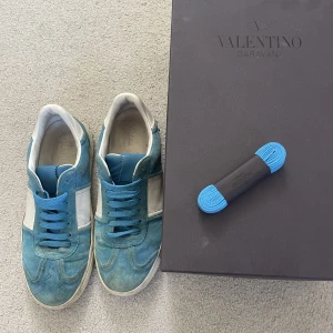 Valentino flycrew - Säljer mina så coola valentino ”flycrews”, de är använda vilket syns på mockan (har dock ej testat att rengöra). Kartong följer med, kan även försöka leta upp dustbags vid önskemål! 