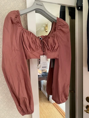 Topp - Fin topp till fest i stl 38. Oanvänd lappen sitter kvar 80kr och frakt tillkommer 