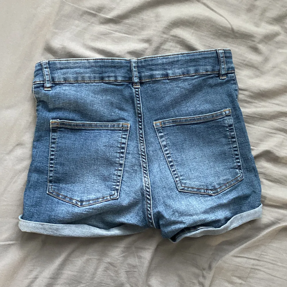 För små jeansshorts som köptes från Facebook men är i början från H&M (divided). Upplevs vara i mycket bra skick och högmidjade! 💙. Shorts.