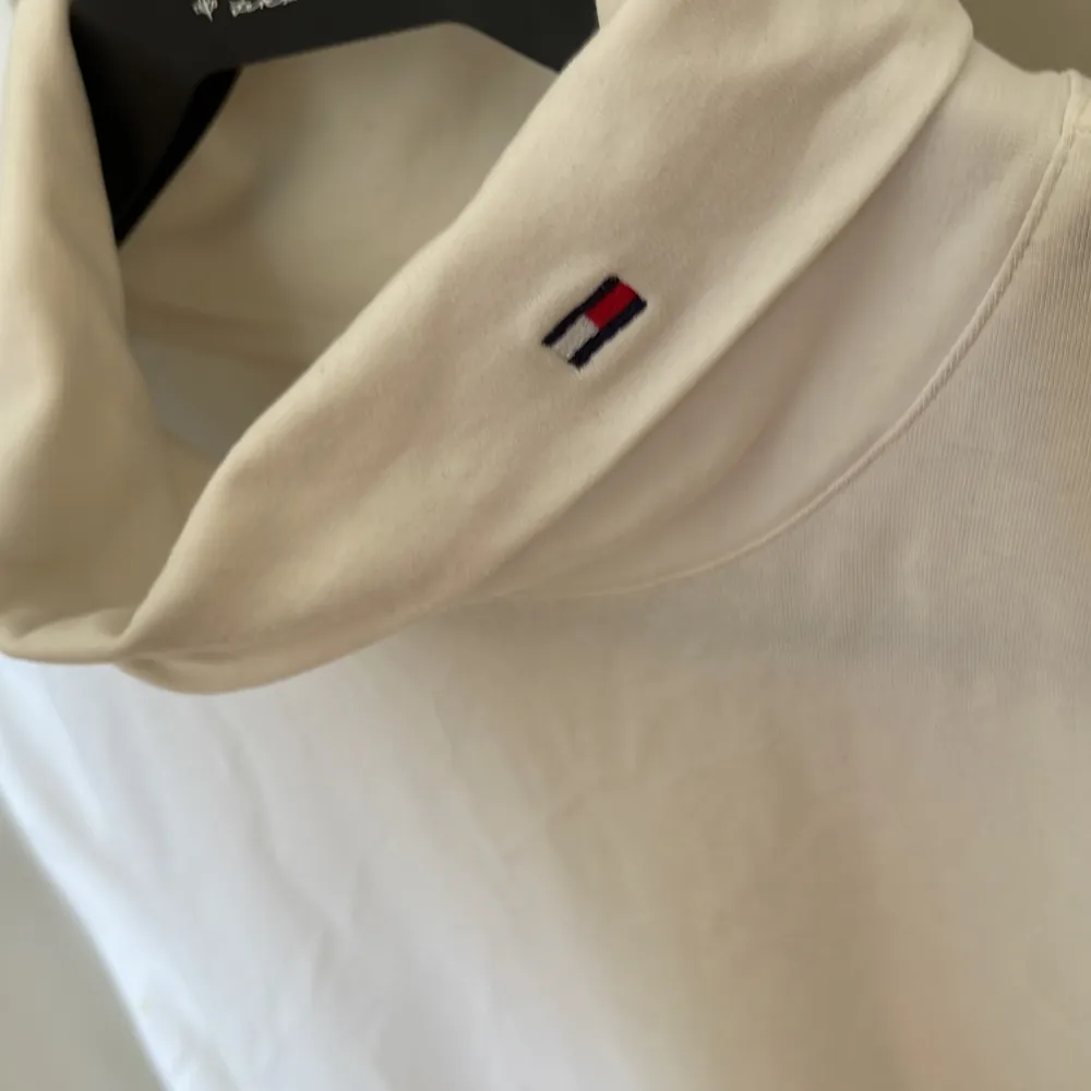 Knappt använd turtle neck från Tommy hilfiger i storleken medium mycket bra skick . Hoodies.