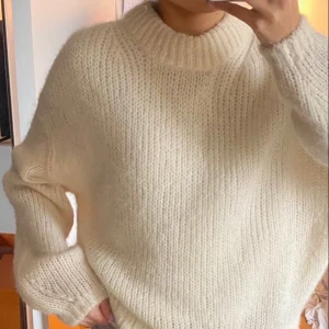 Vit stickad tröja - Säljer min älskade Other stories tröja pga jag behöver pengar😍 den är i bra skick och i mjukt material och säljs inte längre online❤️😍