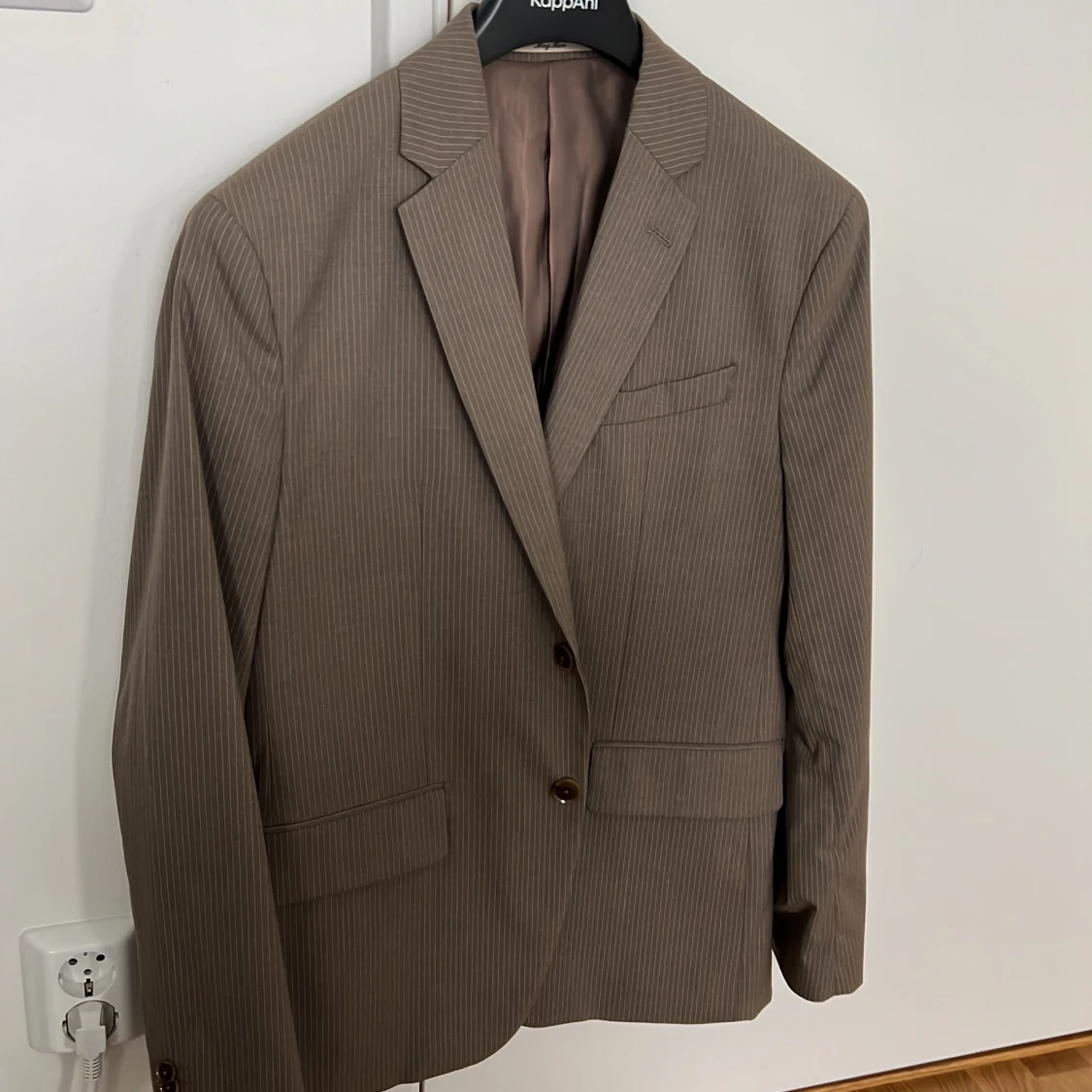 Stilig randig brun kavaj  - 91