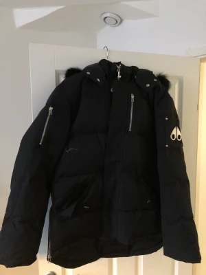 Moose knuckles jacka  - Helt ny oanvänd. Storlek 2xl men sitter som xl .jackan är inte äkta men pälsen är från en äkta jacka. Kan gå ner i pris vid snabb affär. Kan skicka mer bilder i dm.  !!kan också byta mot en större dvs 3-4xl!!