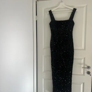 Svart festklänning  - Använd endast i 3 timmar, jättefin klänning som är använd i nyskick. Storlek s