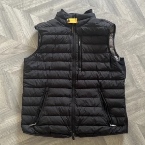 Parajumpers väst - Säljer en Parajumpers väst den är lite men väl använd med bra skick.
