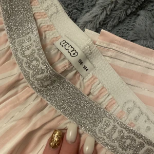 Pyjamasbyxor  - Glittriga pyjamasbyxor 💕🩶stor i storlek, jag är runt 1.60 och dem passar perfekt, kanska ändå lite långa👍🏼