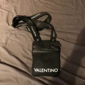 Valentino bag Har 5st fickor och får plats med mkt Den är justerbar så den passa vem som helst  100% äkta