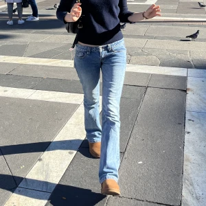 Low waist jeans - Low waist jeans från brandy mellvile i en one size fits all, jag skulle dock säga att det är ca storlek S på dem och de passar typ precis i längden på mig som är 170 cm💞de är i nyskick och ny pris är ca 500kr