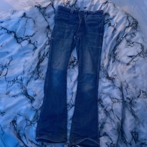 Lågmidjade jeans, utsvängda vid fötterna - ^^^^^^