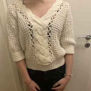 Cool trekvartsärmad stickad tröja - En cool och unik trekvartsärmad stickad tröja. Såå fin till hösten. Knappt använd😽💓