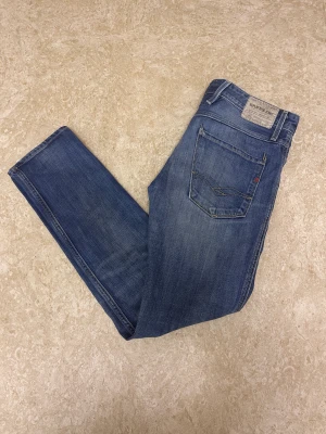 Replay anbass jeans - Tja, nu säljer jag mina snygga replay jeans. Modell på jeansen är den populära anbass. Skicket på jeansen är 7,5/10.  Storleken på jeansen är W31 L32. Om du har någon fråga får du gärna höra av dig/ mvh Lukas😁
