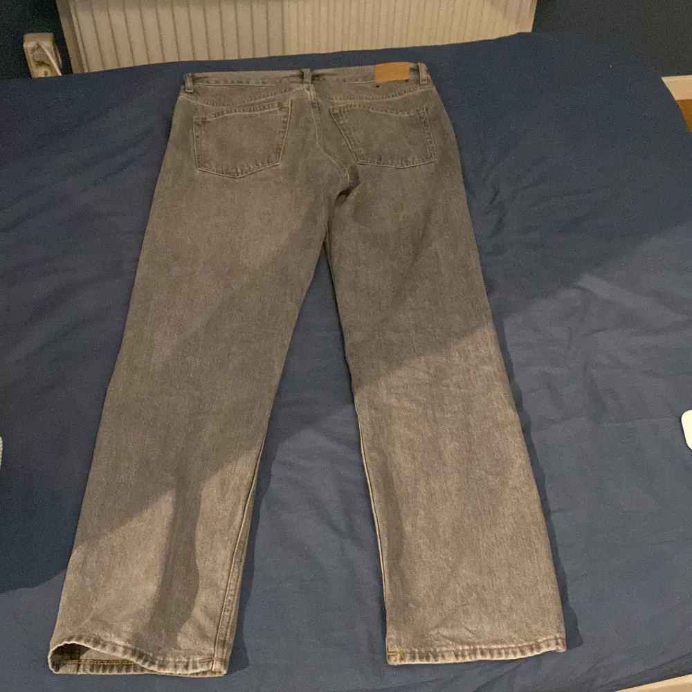 Säljer dessa weekday jeans eftersom att de inte kommer till användning, använda några gånger, inga defekter eller annat. Om ni har frågor skriv gärna.. Jeans & Byxor.