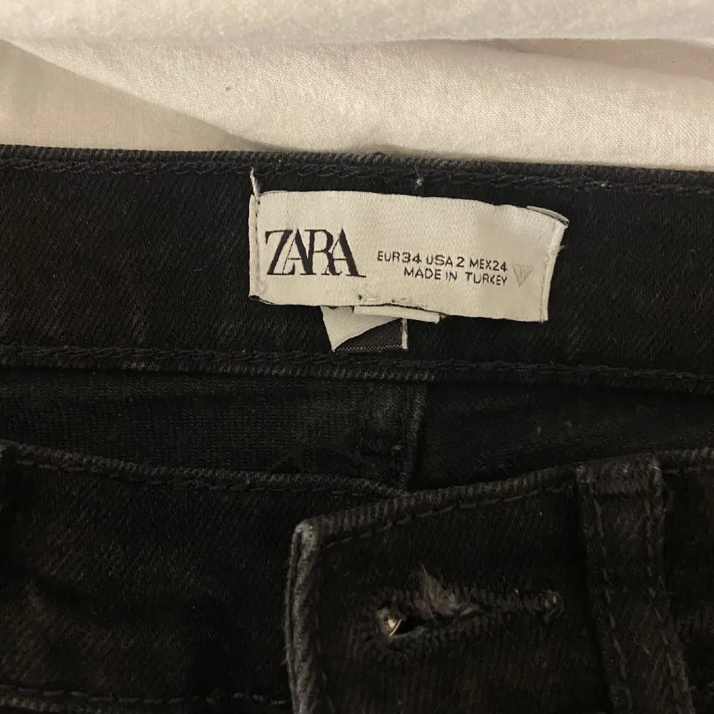 Jättesnygga jeans från zara som aldrig kommer till användning, bra skick och inget fel på dom💗💗skriv privat för fler bilder!! Ordinarie pris 499kr. Jeans & Byxor.