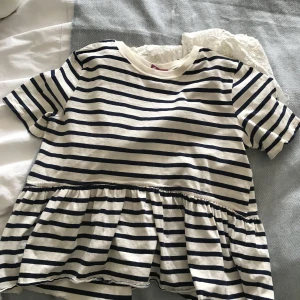 Randig volangtröja - En mörkblå/vit randig volangtopp från zara, väldigt bra skick, använd få ggr.kontakta för fler bilder