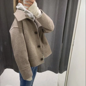 Kort kappa - Den perfekta jackan som funkar året om😇 slutsåld på nätet o i butik. Den passar xxs-S. Pris kan diskuteras! 