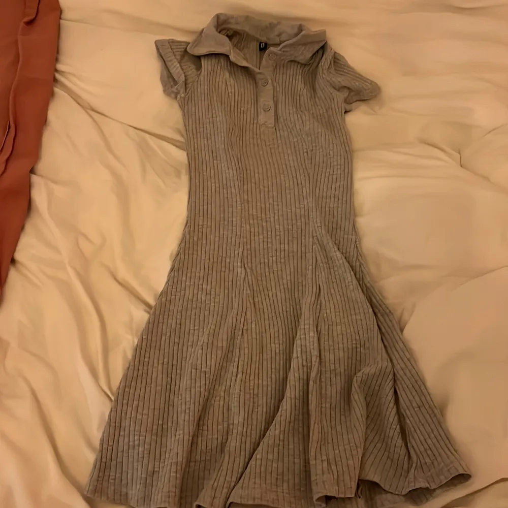 In a really good condition, worn a few times, grey with buttons. Klänningar.