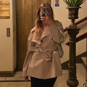 Trenchcoat HM  - Snygg slutsåld trenchcoat från HM, använd typ 4 gånger då jag insåg att det inte riktigt var min stil. Nypris 699kr 🦋 