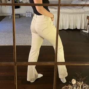Stretchiga Jeans Beige - Stretchiga och väldigt bekväma jeans. Taightare upptill, sedan lite mer vida nertill - nästan bootcut vibe. Skick: väldigt bra. Jag är 172cm för referens till längden på jeansen.